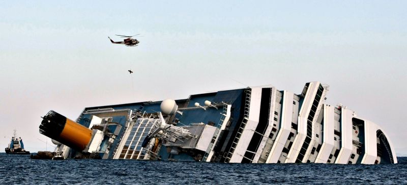 Três sobreviventes foram resgatados ontem de dentro do Costa Concordia, cujo naufrágio no litoral da Itália matou ao menos cinco pessoas: 15 passageiros continuavam desaparecidos na noite de ontem | Filippo Monteforte/AFP