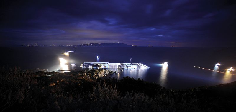 Guarda costeira da Itália informou ontem que o naufrágio do Costa Concordia tem 29 desaparecidos 25 passageiros e 4 tripulantes; trabalho de resgate seguiria pelo menos até a madrugada de hoje | Filippo Monteforte/AFP