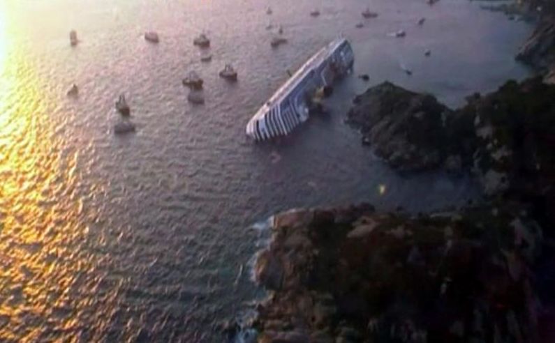 Vista aérea do acidente com o navio | Efe