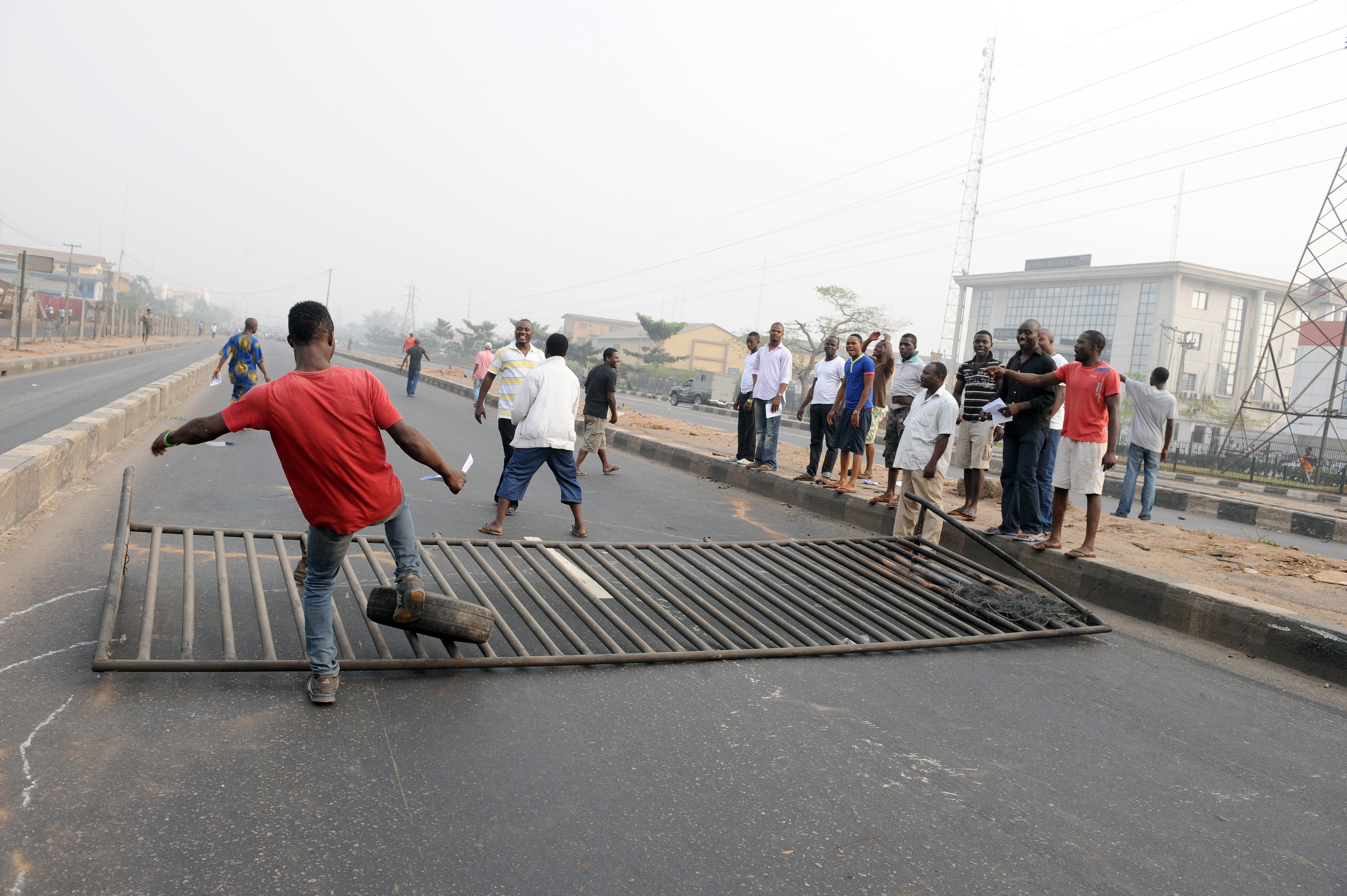 Confrontos na Nigéria continuam fazendo vítimas. Cinco pessoas já morreram | AFP PHOTO / PIUS UTOMI EKPEI