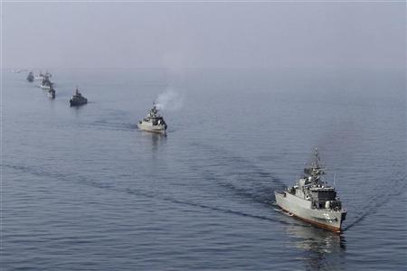 Navios iranianos participam de exercício militar no Mar de Omã, perto do Estreito de Ormuz, no sul do Irã, na terça | REUTERS/Jamejamonline/Ebrahim Norouzi