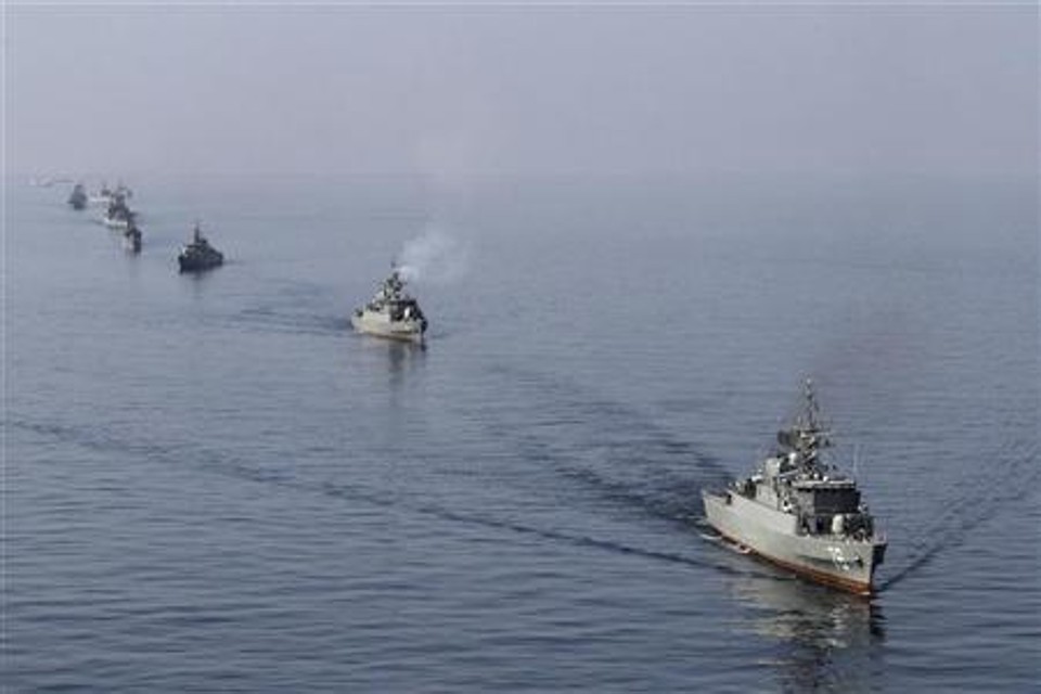 Navios iranianos participam de exercício militar no Mar de Omã, perto do Estreito de Ormuz, no sul do Irã, na terça | REUTERS/Jamejamonline/Ebrahim Norouzi