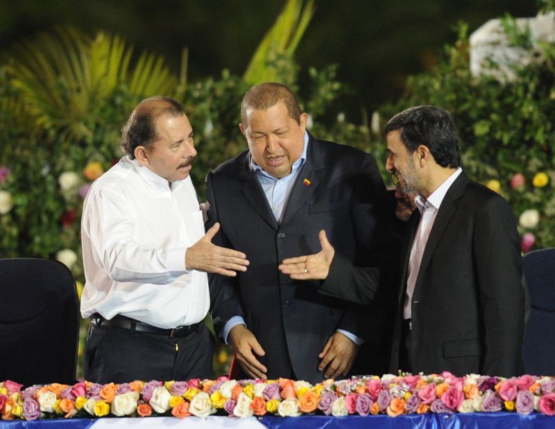 Presidente da Nicarágua Daniel Ortega (à esquerda) ao lado do presidente venezuelano Hugo Chavez (no centro) e o presidente iraniano Mahmoud Ahmadinejad em Manágua | AFP PHOTO/Rodrigo ARANGUA