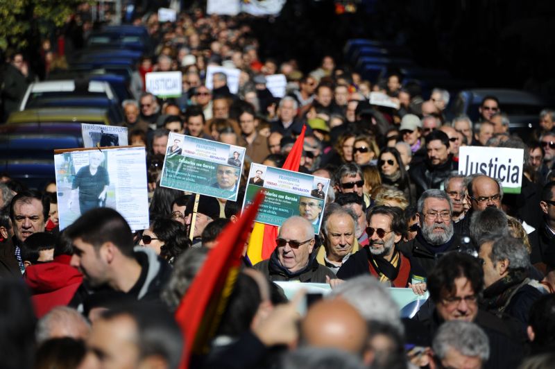 Pessoas protestam em Madri para apoiar o juiz Garzon | AFP