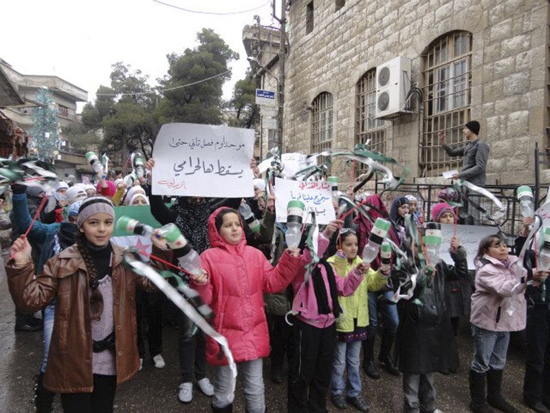 Manifestação contra o presidente Bashar al-Assad em Zabadani, perto de Damasco | REUTERS/Handout