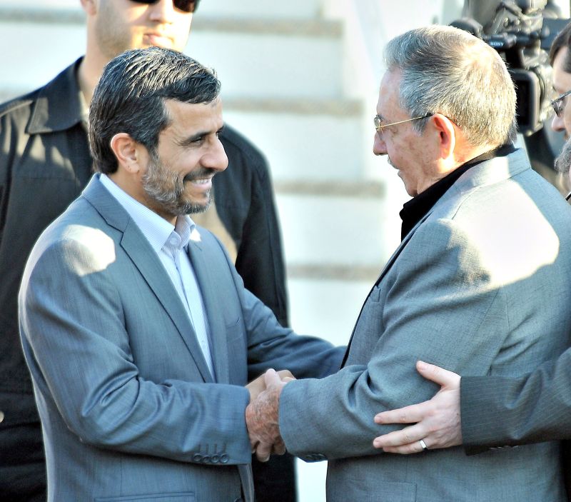 Ahmadinejad cumprimenta o presidente cubano Raúl Castro | Adalberto Roque/AFP
