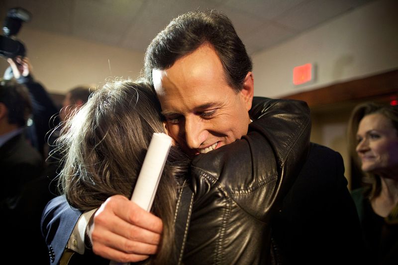 Republicano Rick Santorum abraça uma simpatizante de sua campanha, que ganha fôlego com o resultado do caucus de Iowa | Andrew Burton/AFP