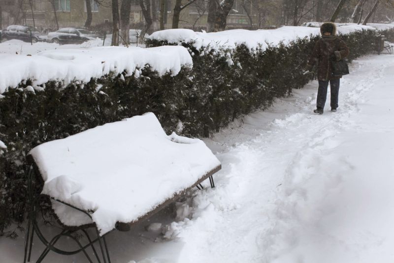 Uma mulher caminha em uma rua coberta de neve em Bucareste. Muita neve e tempestades varreram toda a Romênia nos últimos dois dias, deixando o trânsito caótico, bloqueando estradas e centenas presos na neve | REUTERS/Radu Sigheti