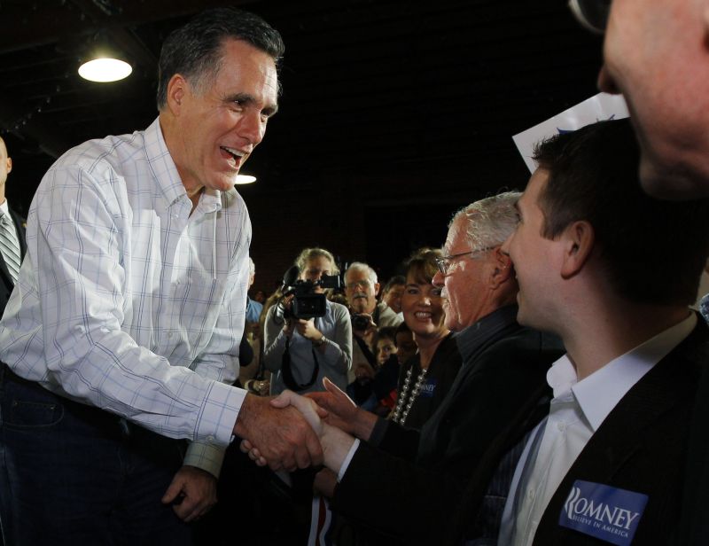 Candidato republicano Mitt Romney cumprimenta simpatizantes no estado da Carolina do Sul | Brian Snyder/Reuters