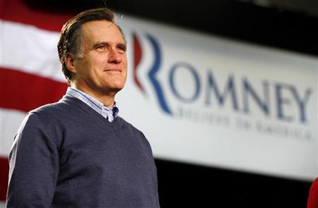 Pré-candidato republicano e ex-governador de Massachusetts Mitt Romney aguarda antes de fazer discurso em comício de campanha na Academia Pinkerton em Derry, New Hampshire, no sábado | REUTERS/Jim Bourg
