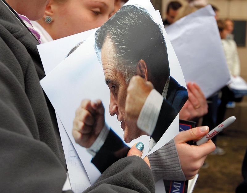 Apoiadores de Mitt Romney aguardam para serem fotografados ao lado do pré-candidato em Rochester, em New Hampshire | Brian Snyder/Reuters