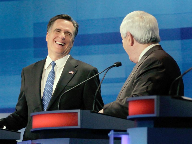 Romney ri para Gingrich durante o debate de segunda-feira à noite | Joe Raedle/AFP
