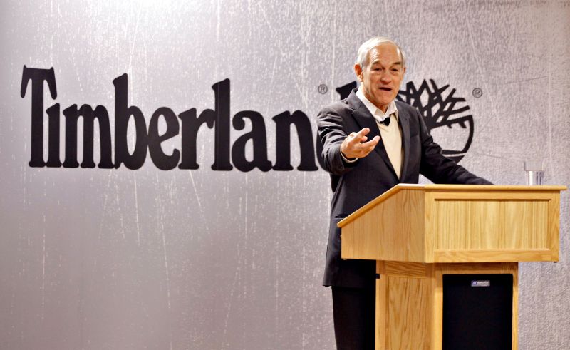 Candidato republicano Ron Paul, em segundo lugar, discursou para funcionários de uma fábrica de botas ontem... | AFP/ Getty Images