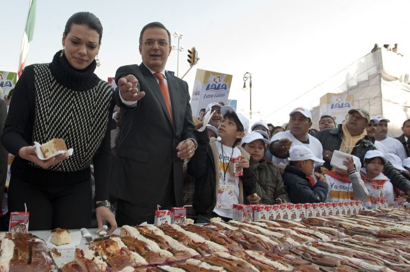Para a confecção foram usadas 5,4 toneladas de farinha, três toneladas de manteiga, 38.600 ovos e 1.000 litros de leite, além de enormes quantidades de fermento, baunilha, açúcar, geleia e frutas secas | AFP PHOTO/Alfredo Estrella