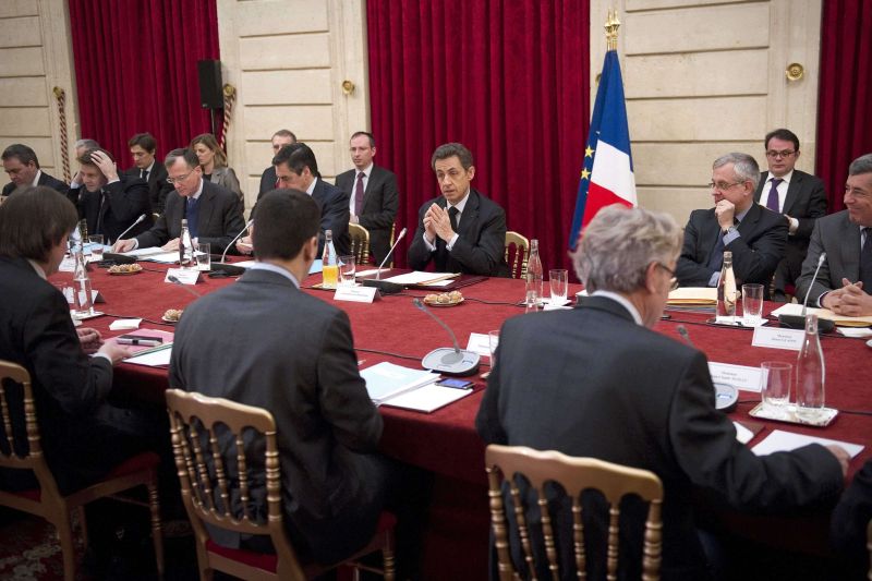 O presidente francês Nicolas Sarkozy comparece à reunião com representantes de sindicatos durante a "cúpula de crise social" no Palácio do Eliseu, em Paris. Sarkozy irá pressionar líderes sindicalistas a aceitar a reforma na legislação trabalhista, que prometem soluções rápidas para o desemprego, em busca da reeleição | REUTERS/Lionel Bonaventure/Pool