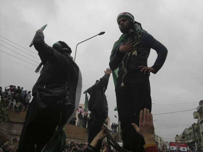Manifestantes protestam contra o presidente sírio Bashar Assad na cidade de Idlib no domingo | REUTERS/Handout