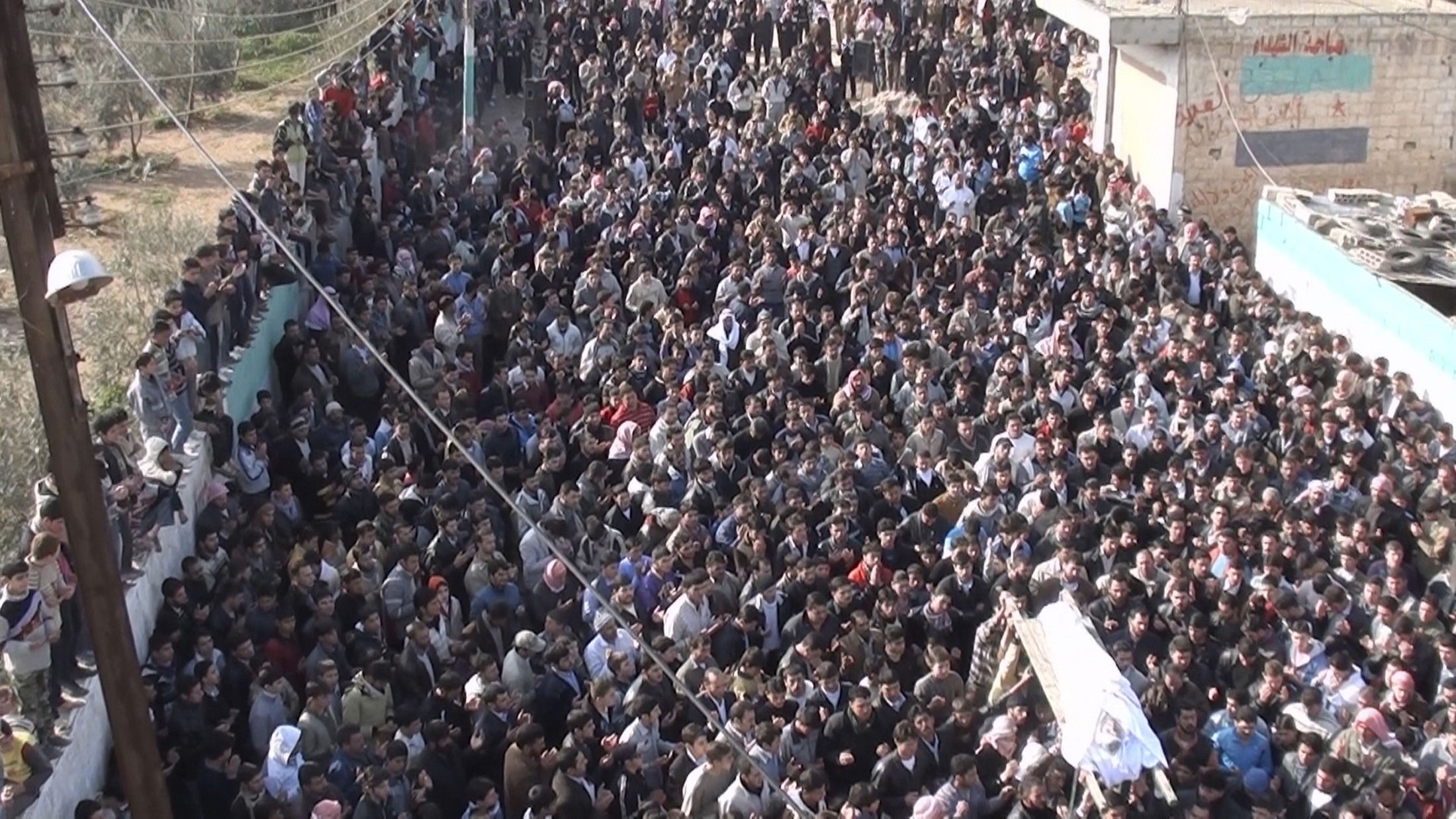 Protestantes anti-governo carregam o corpo de Sadeq Mudiaha, morto durante confronto entre forças do governo | REUTERS/Handout