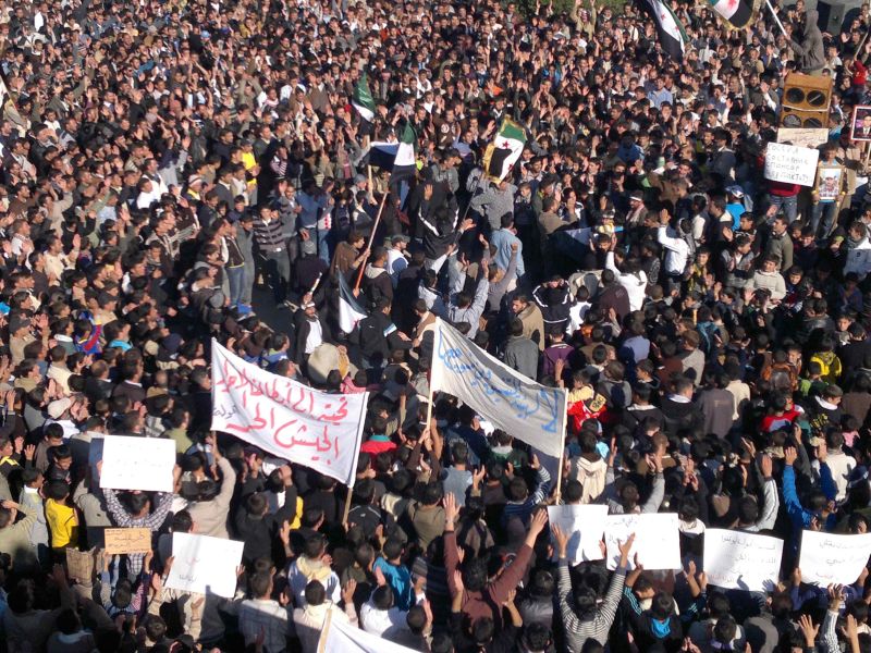 Manifestantes protestam contra o governo do presidente sírio Bashar al-Assad em Hula, próximo a Homs | Reuters/Divulgação
