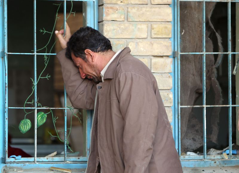 Sobrevivente do atentado suicida ocorrido na procissão de um funeral | Ali al-Saadi/AFP