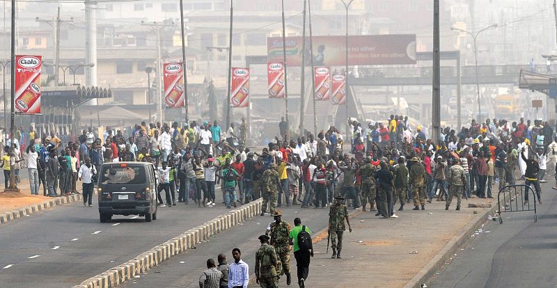 Soldados marcham contra multidão de manifestantes no distrito de Ojota, em Lagos | AFP /Pius Utomi Ekpei