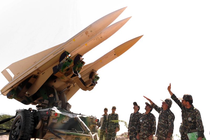 Tropas iranianas preparam um lançador de foguetes durante um treinamento militar próximo ao Estreito de Ormuz, em 2010 | AFP /Rouholla Vahdati
