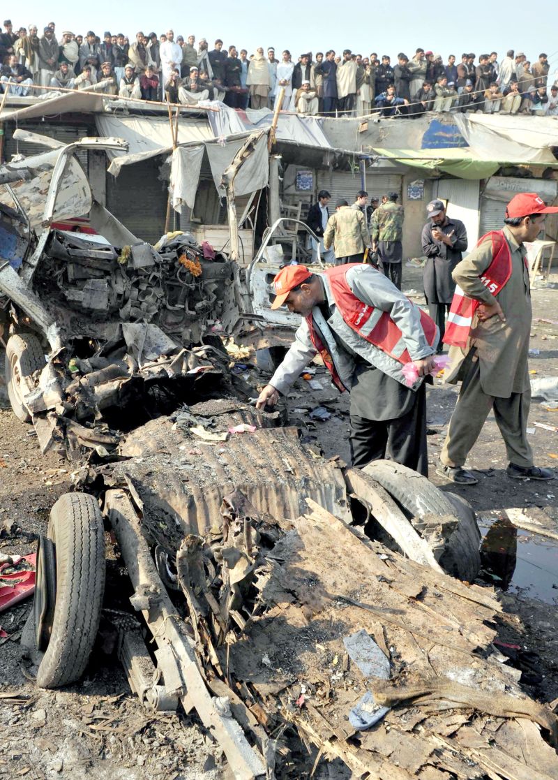 Oficiais examinam o veículo que explodiu em uma rodoviária | A. Majeed/AFP