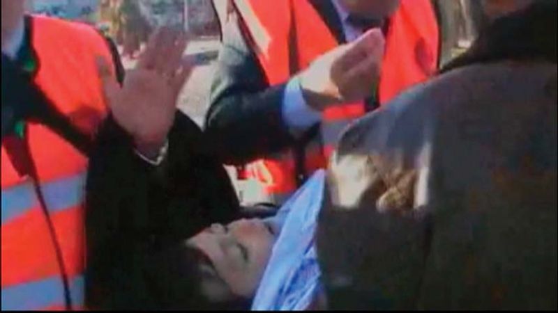 Vídeo na internet mostra corpo sendo carregado diante dos monitores | Reuters/ Handout