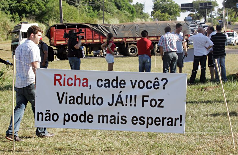 Um protesto no final da tarde desta quarta-feira (15) no cruzamento da BR-277 com a Avenida Paraná - em Foz do Iguaçu - reuniu dezenas de pessoas. A população pede a construção de um viaduto ou de trincheiras que aliviem o trânsito na região | Christian Rizzi/Gazeta do Povo