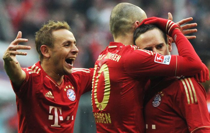 Rafinha e Robben abraçam Frank Ribery, autor dos dois gols do Bayern | Christof Stache/AFP