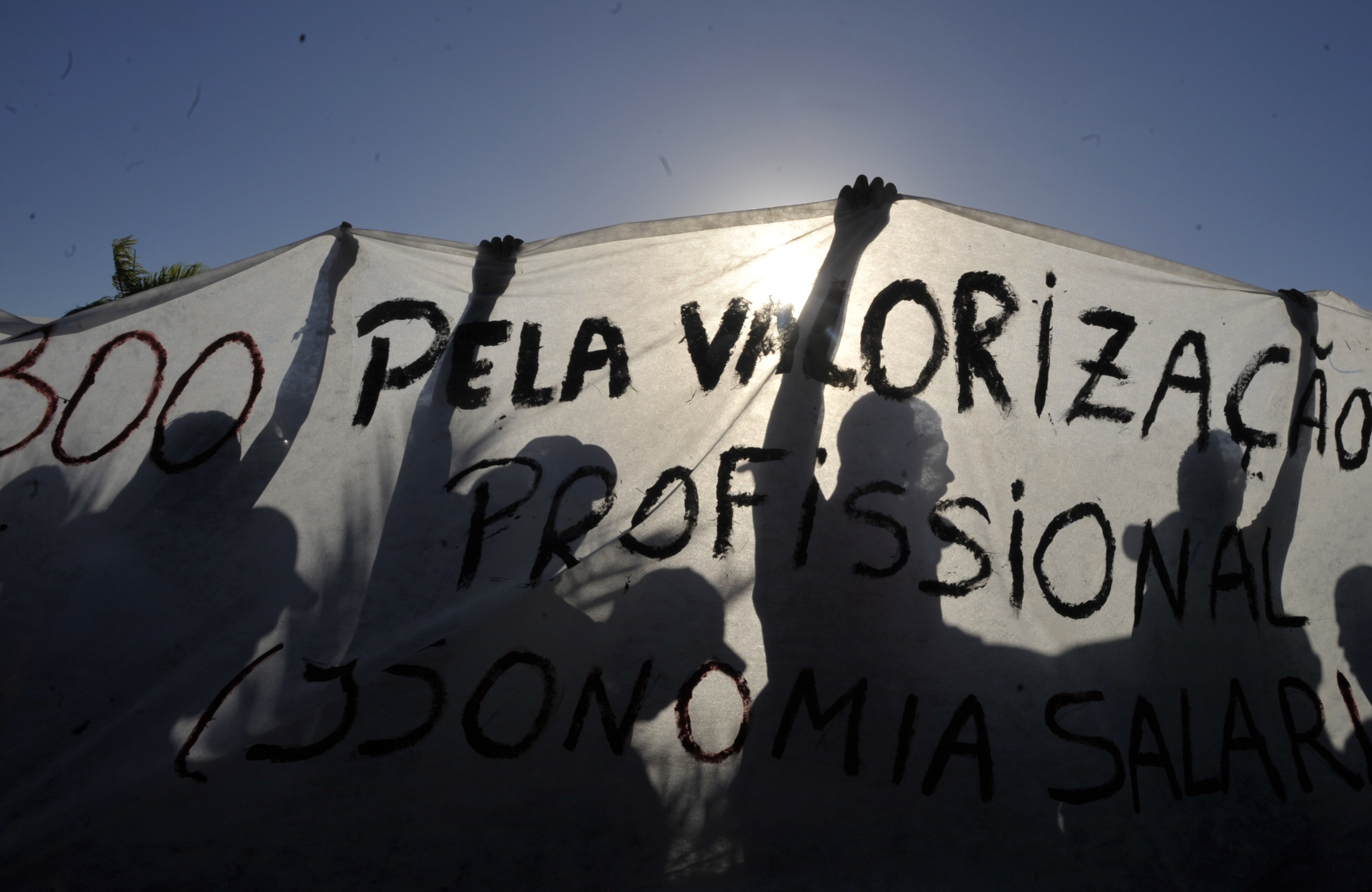 A movimentação dos grevistas fez com que as tropas do Exército voltassem à formação do cordão de isolamento da Assembleia e que chegassem mais militares à área, mas não houve confronto | Marcello Casal Jr./ABr