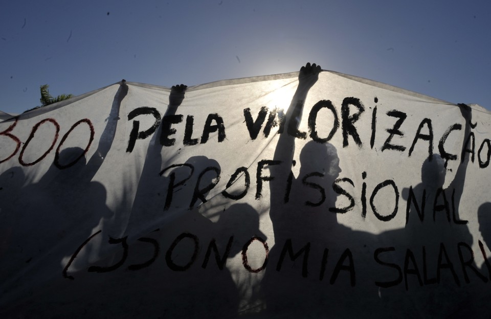 A movimentação dos grevistas fez com que as tropas do Exército voltassem à formação do cordão de isolamento da Assembleia e que chegassem mais militares à área, mas não houve confronto | Marcello Casal Jr./ABr