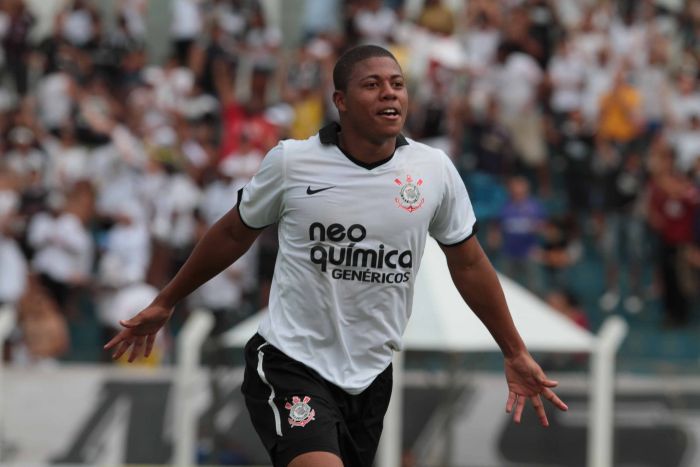 Douglas é o terceiro reforço que chega ao Paraná do contato de Ricardinho com a diretoria do Corinthians | Célio Messias / Folhapress