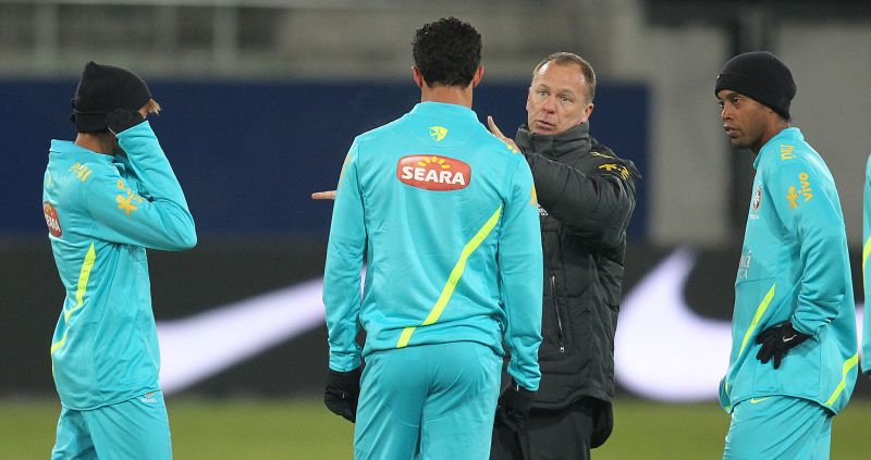 Neymar, Leandro Damião e Ronaldinho Gaúcho escutam as orientações do técnico Mano Menezes para o amistoso contra a Bósnia, na Suíça: ano de defninições na seleção brasileira | Mowa Press