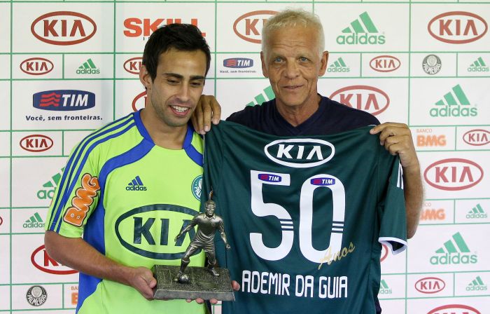 Ademir da Guia recebe de Valdivia uma camisa alusiva aos 50 anos de Palmeiras e uma estátua | Cesar Greco / Folhapress