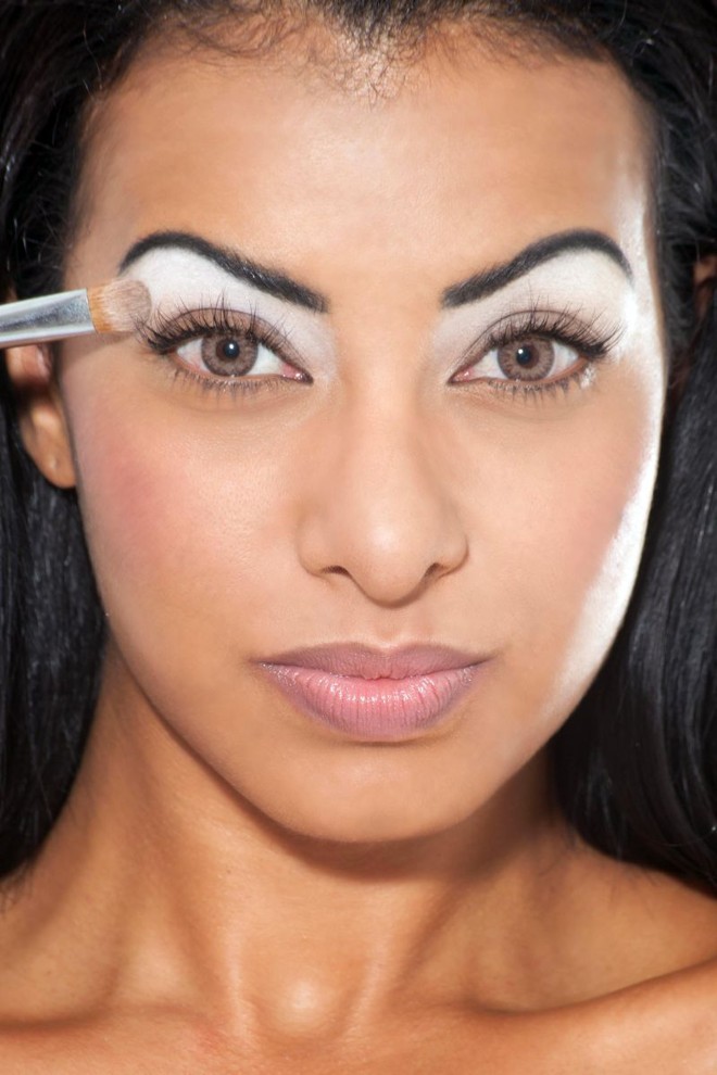 2º Passo:Com um pincel aplicador de espuma, passe uma sombra branca opaca sobre o corretivo na região logo abaixo do arco da sobrancelha |
