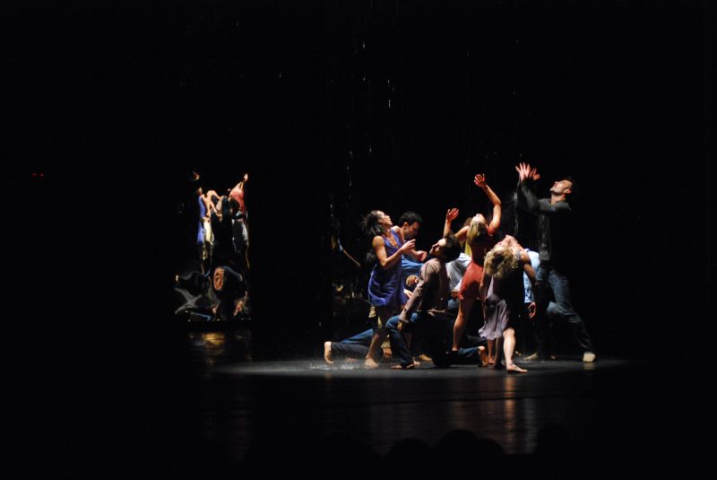 Cena do espetáculo "WII Previsto e Nos Outros", um dos destaques da Mostra Oficial do Festival de Curitiba | João Mussolin / Divulgação