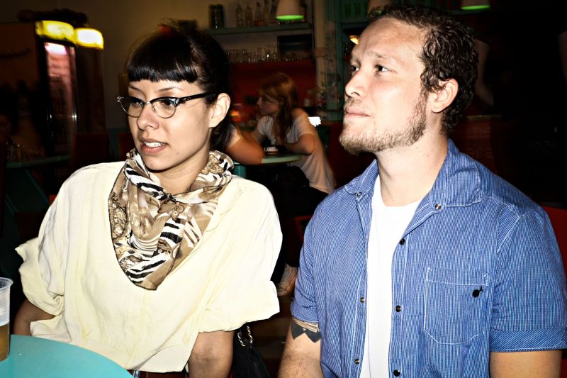 A pesquisadora de moda e blogueira Juli Poiret e o publicitário Wagner Lima conferiram o agito da Quadra Cultural direto da hamburgueria da Galeria Lúdica, no São Francisco, sábado | Karla Gironda