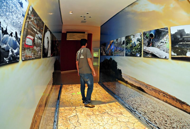 Túnel virtual com piso interativo mostra os efeitos da exploração descontrolada do meio ambiente | Marcos Labanca/ Gazeta do Povo