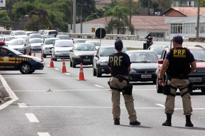 Policiais em operação teste domingo na BR-277, em frente ao Ecoestádio: PRF orienta torcedores a não deixarem o carro no Parque Barigui | Walter Alves / Gazeta do Povo