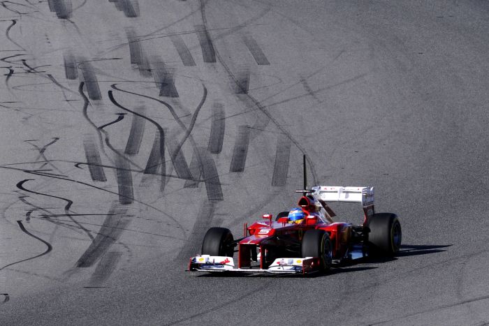 O espanhol Fernando Alonso aproveitou as sessões desta sexta-feira para orrigir problemas elétricos da Ferrari e ainda foi o mais rápido do dia | Cristina Quicler AFP