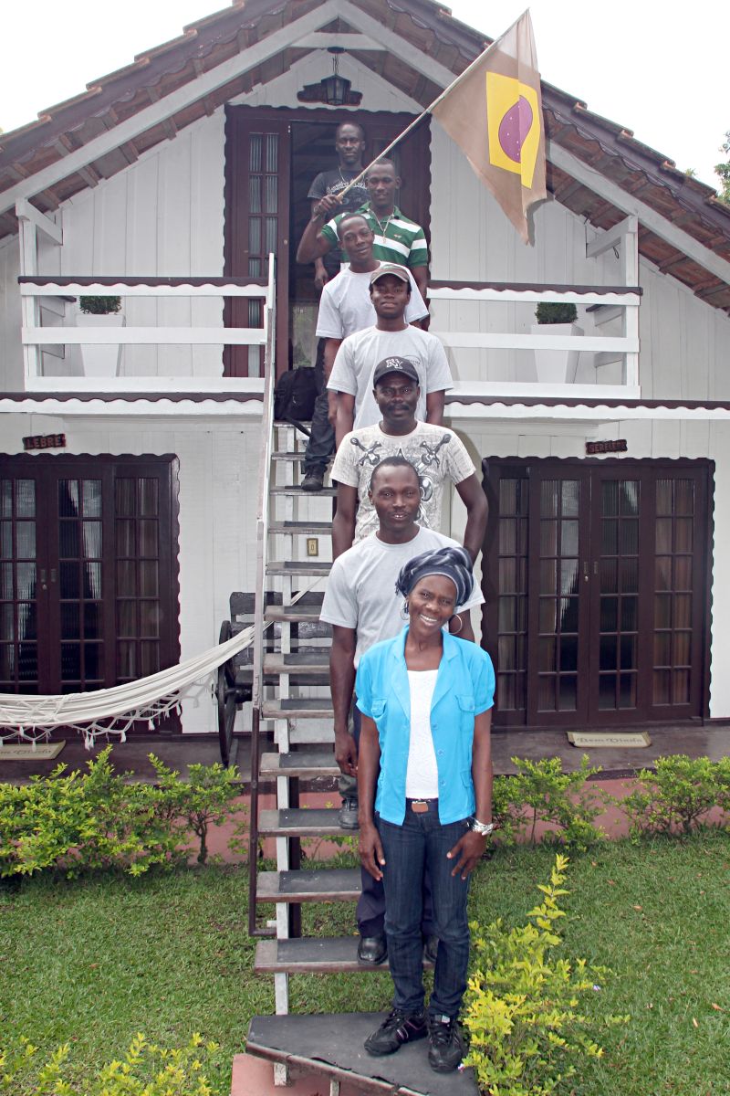 Kerlande (à frente) e Arnold (último da fila) têm a esperança de trazer a família que ficou no Haiti | Walter Alves / Gazeta do Povo