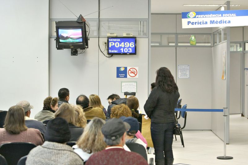 A alta demanda por benefícios somada à falta de funcionários do INSS ocasiona a lentidão do atendimento nas agências do Paraná: estrutura sobrecarregada | Valterci Santos / Gazeta do Povo