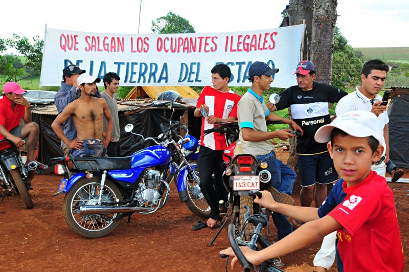 Cerca de 10 mil campesinos estão acampados na divisa entre duas propriedades de brasiguaios, em Ñacunday: brasileiros misturados aos paraguaios | Marcos Labanca/Gazeta do Povo