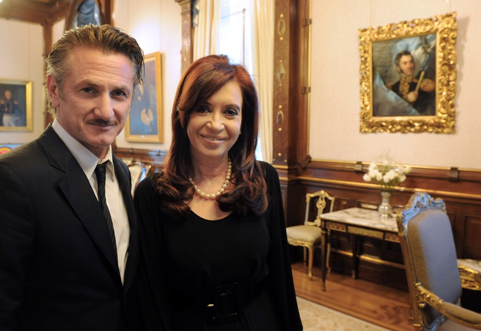 O ator americano Sean Penn com a presidente da Argentina, Cristina Kirchner, nesta segunda-feira (13) | AFP Photo