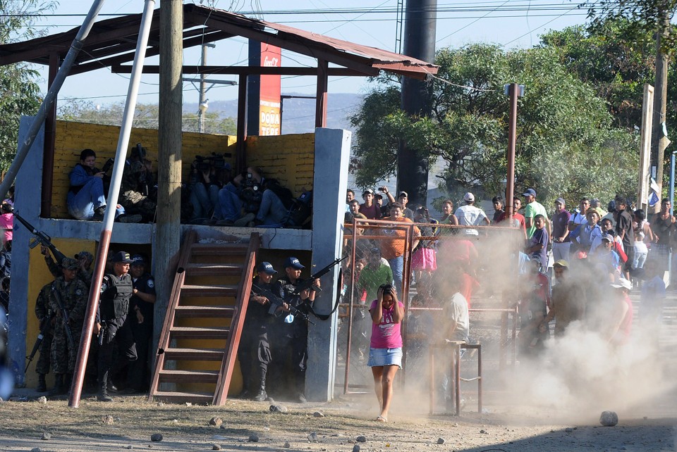 Parentes de detentos da prisão de Comaygua, que pegou fogo na noite de terça-feira (14) | Orlando Sierra/AFP Photo
