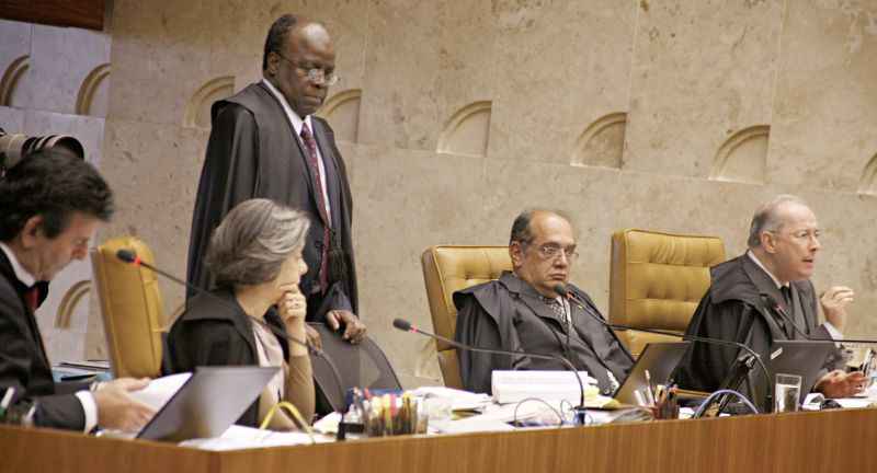Os ministros Luiz Fux, Carmen Lúcia, Joaquim Barbosa (em pé), Gilmar Mendes e Lewandowski durante a sessão de ontem: plenário dividido e a votação terminou 6 a 5 pró-CNJ | Gervásio Baptista/STF