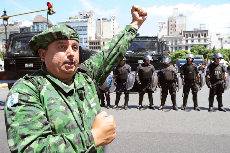 Veterano da Guerra das Malvinas protesta no centro de Buenos Aires em dia de confrontos com policiais | Daniel Garcia/AFP