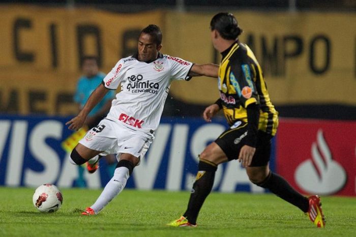 Meia Jorge Henrique tenta jogada contra o Deportivo Táchira: Timão se salvou nos acréscimos | Miguel Gutiérrez / EFE