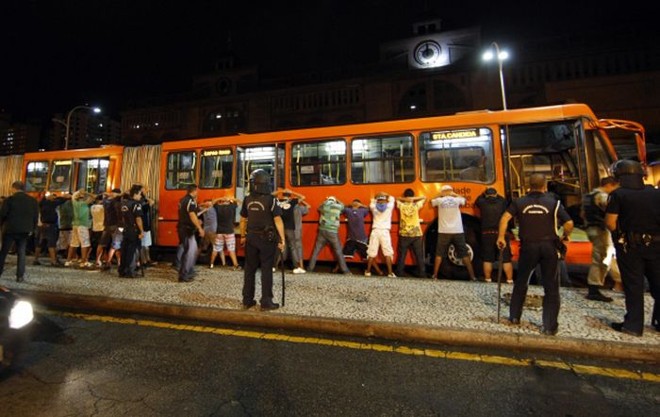 Após o Atletiba de quarta-feira, torcedores de Atlético e Coritiba entraram em confronto na Praça Eufrásio Correia | Albari Rosa / Gazeta do Povo