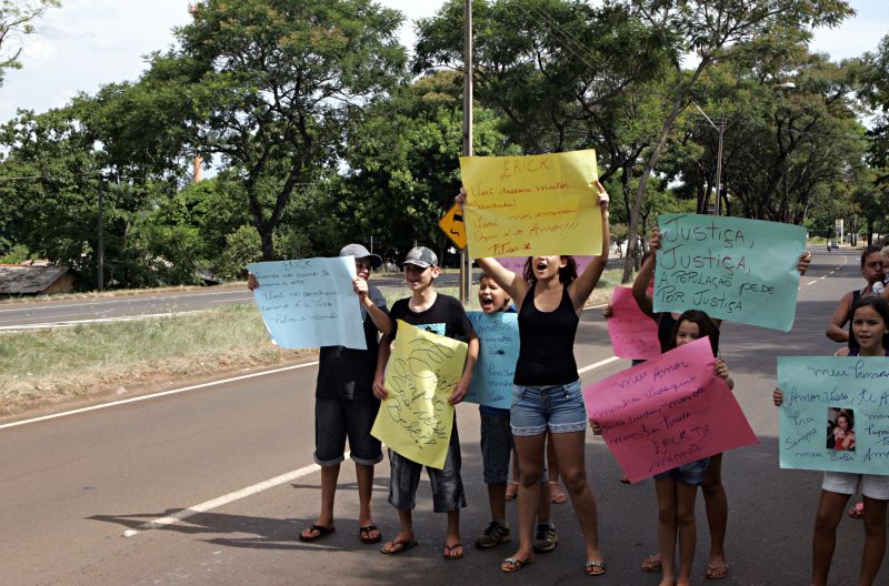 Estudantes e mães da creche Dom Olívio Fazza, em Foz do Iguaçu, protestaram após a morte de um menino supostamente picado por algum animal peçonhento dentro da própria creche | Christian Rizzi/Agência de Notícias Gazeta do Povo